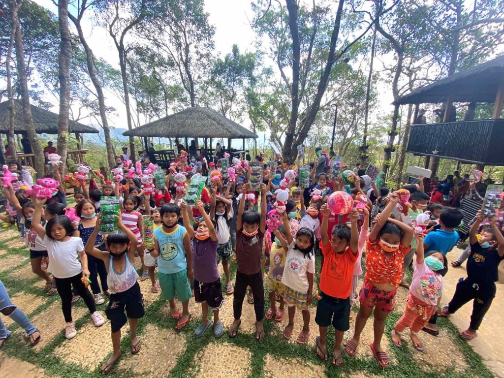 Shared mission in action: The Sinarmas Group AsiaStore Iloilo customers, employees share toys in Western Visayas