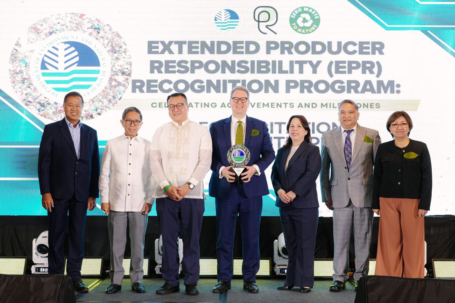 DENR cites Sinarmas Group Asiafor group-wide efforts on plastic recovery and waste management